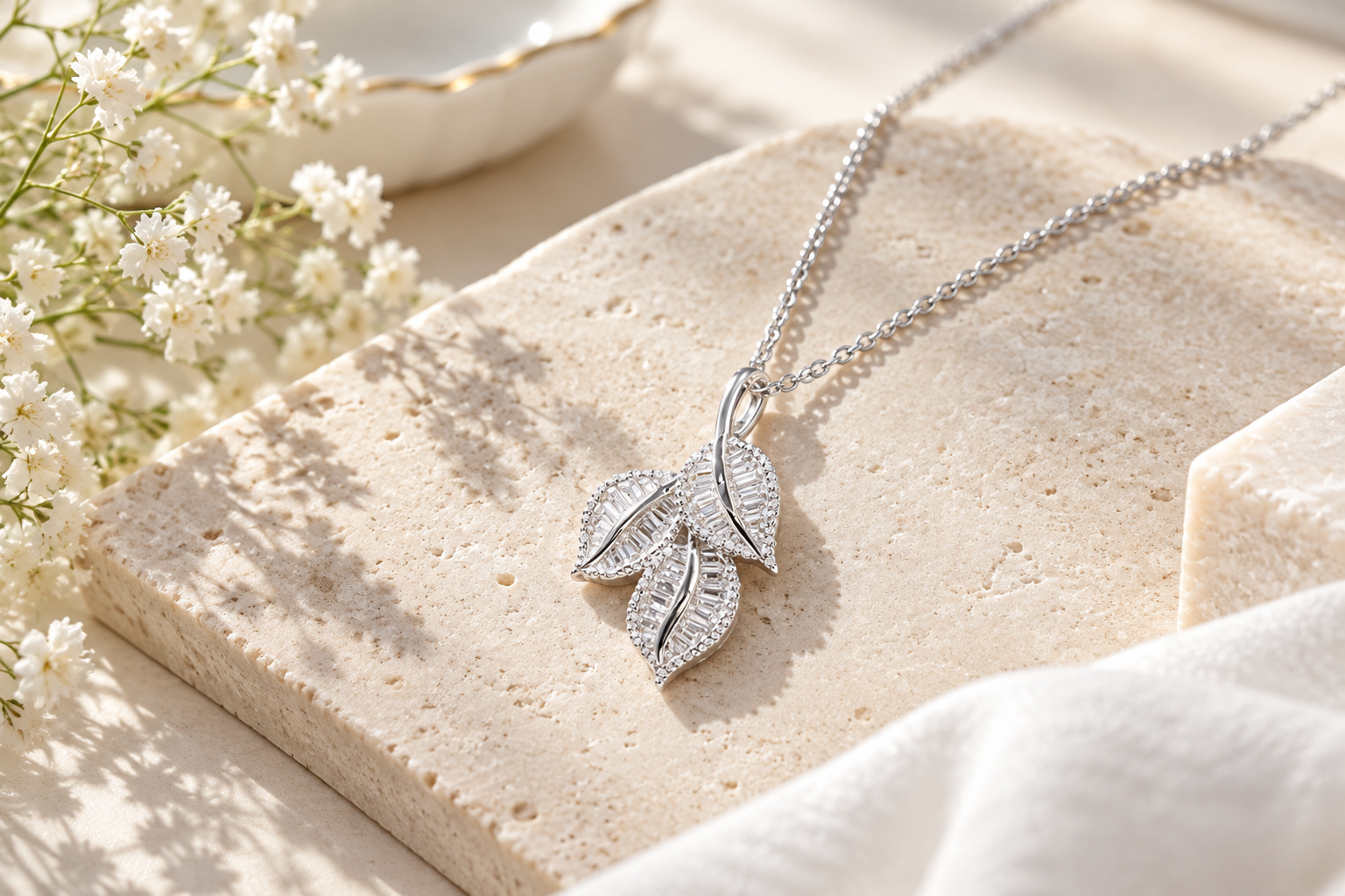 Collier pendentif feuille d'érable serti de petites pierres